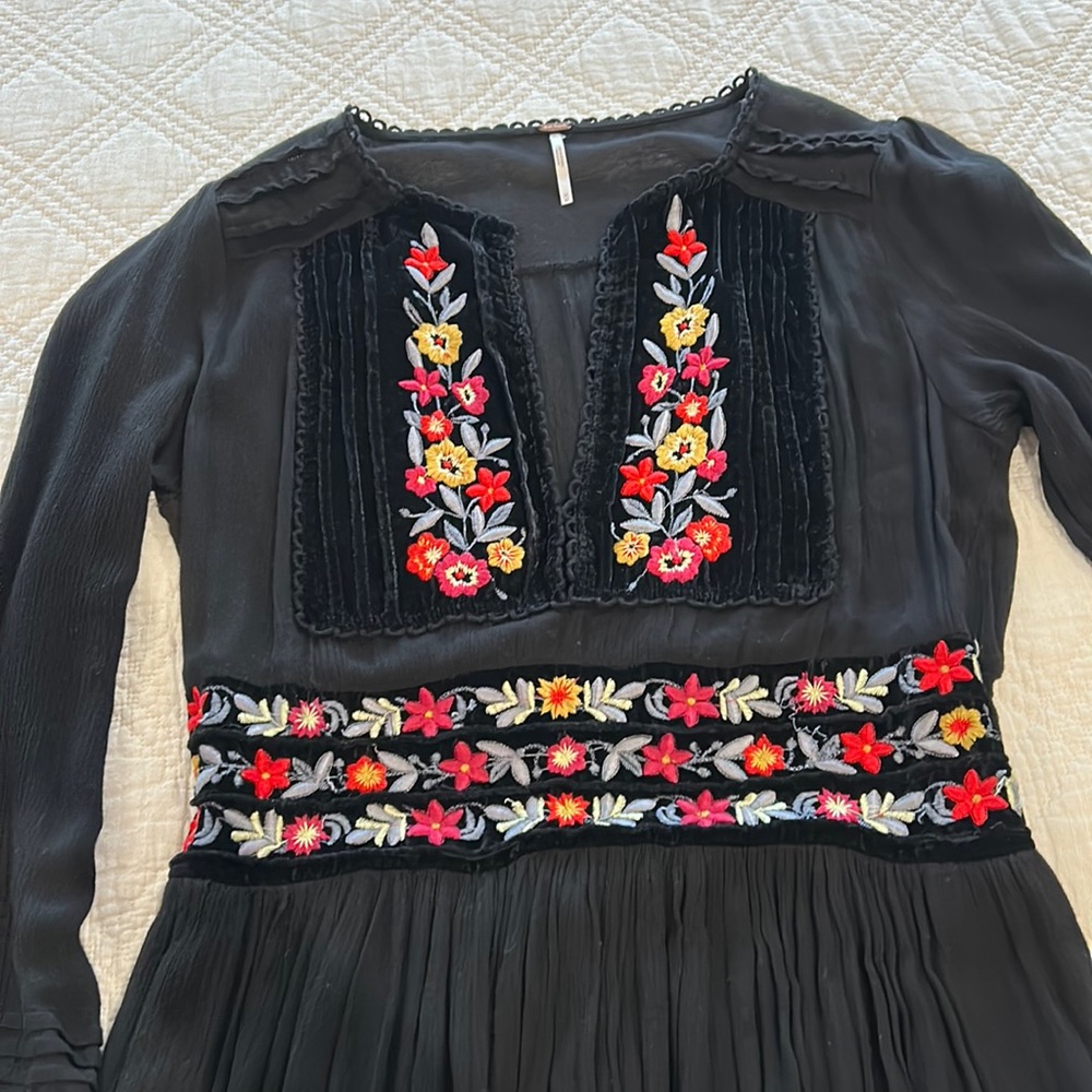 35-2 FREE PEOPLE black multicolor floral embroidered broomstick boho dress M